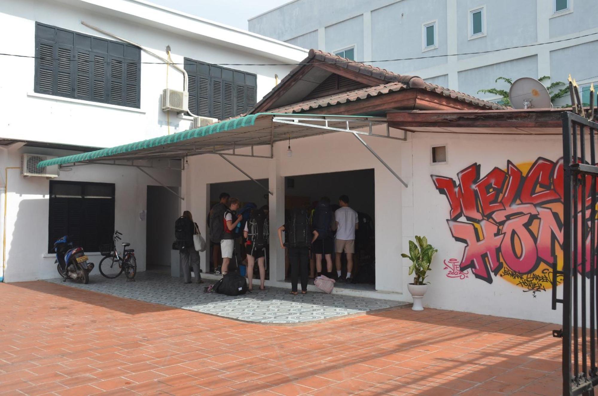 Top One Backpacker Hostel Vientiane Buitenkant foto